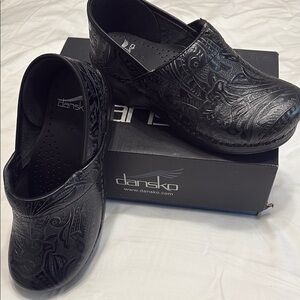Dansko Tooled Black Clogs Women’s Size 40
